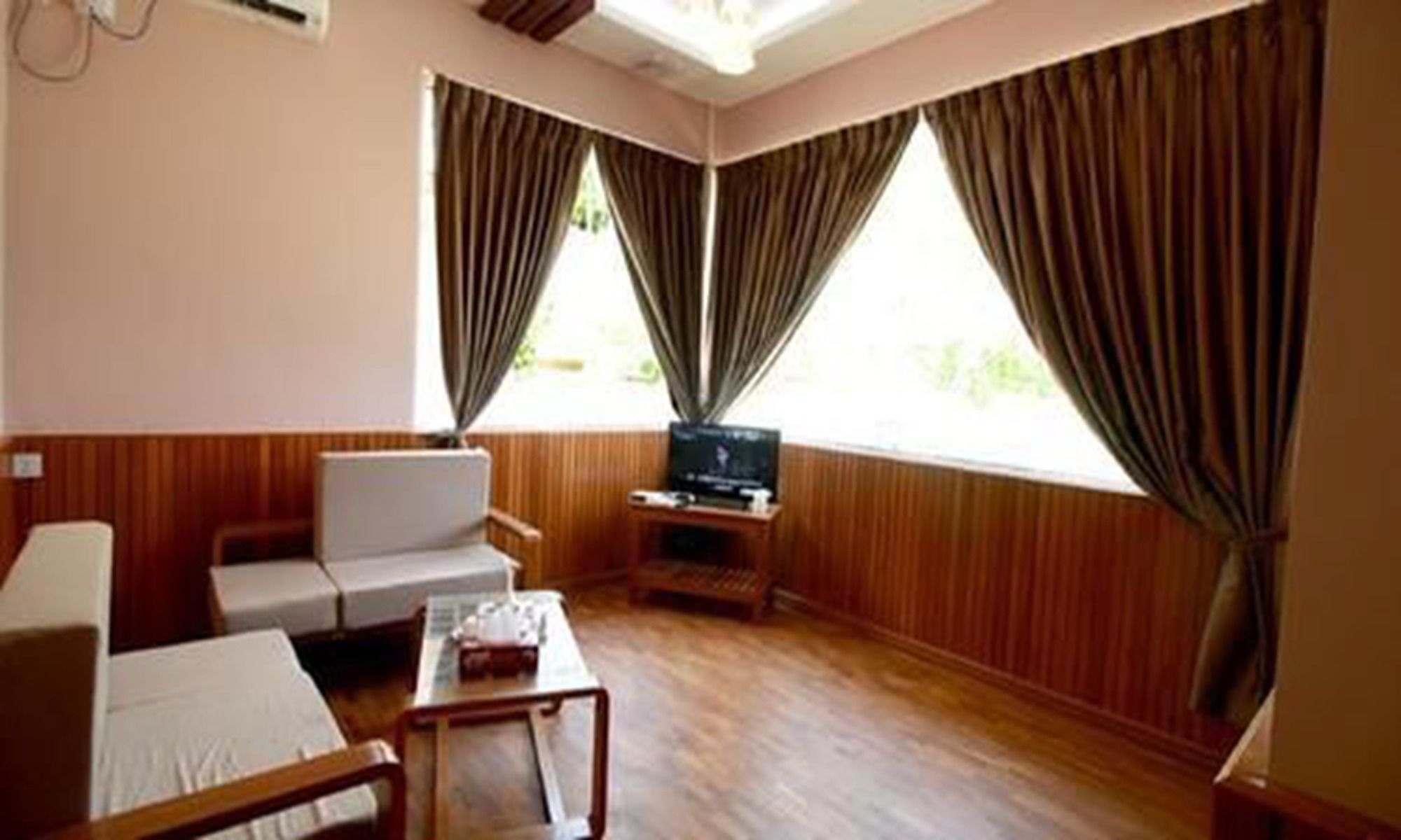 Famous Hotel Баго Экстерьер фото
